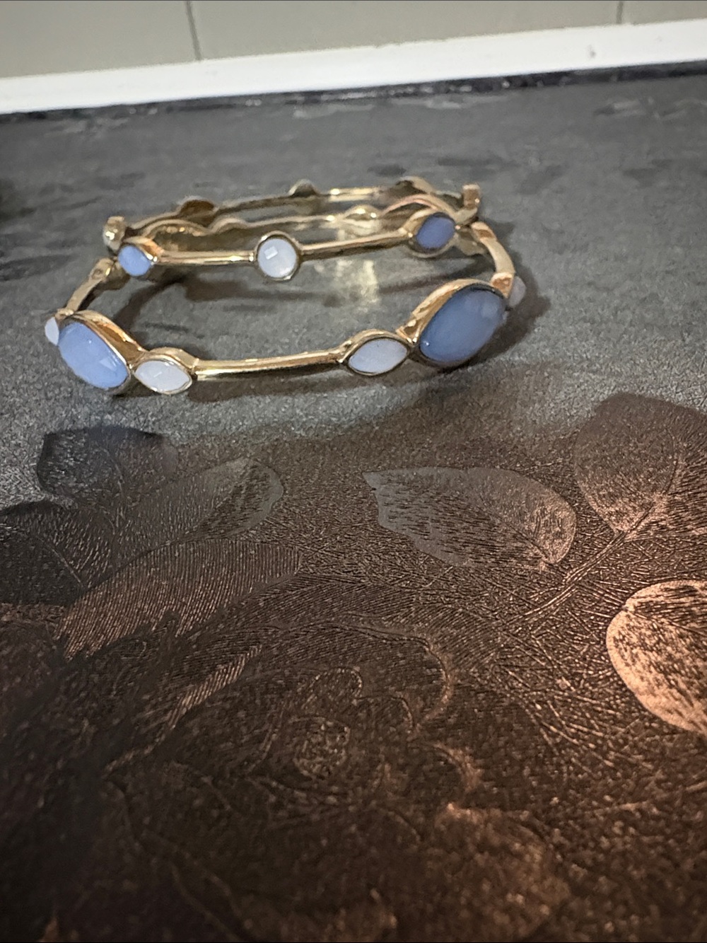 VINTAGE GOLD-TONE STACKABLE SHADES OF BLUE GLASS CABOCHON STONE BANGLE BRACELETS